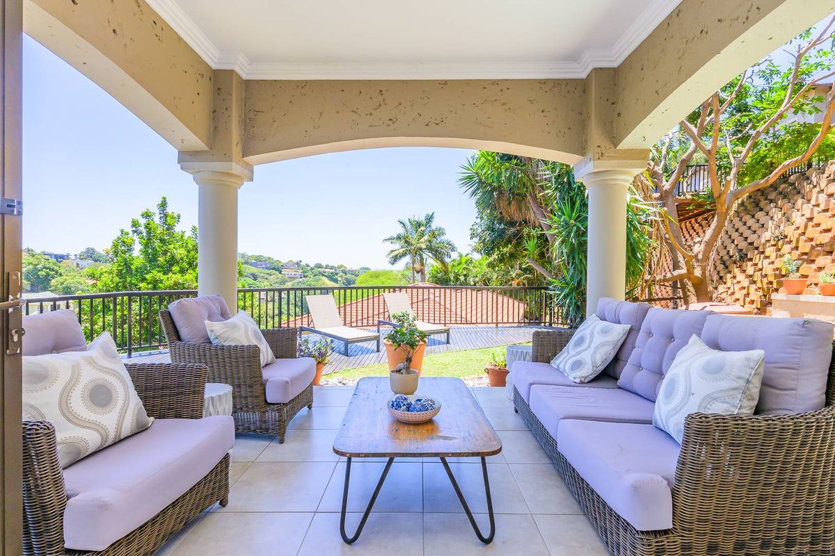 Beautiful Modernized 3-Bedroom Townhouse in Prime La Lucia!! - Photo 4