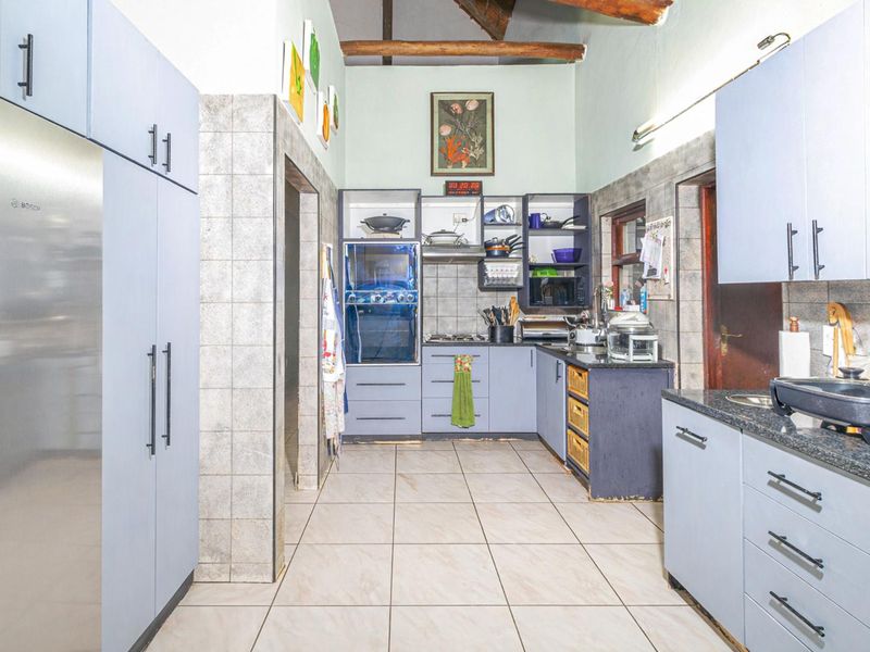 Dual Mandate Property: Exceptional Family Home with Prime Features - Photo 9