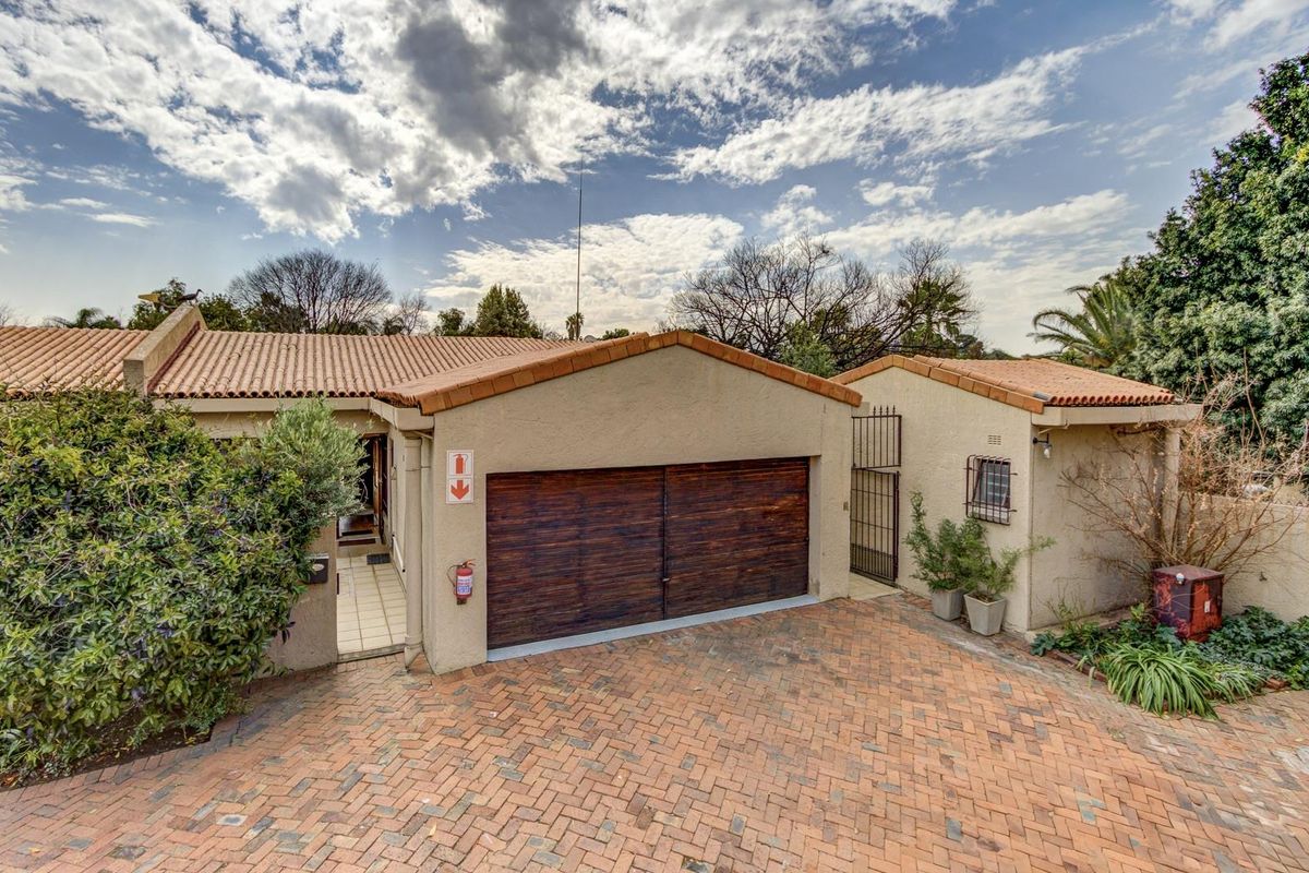 SUN FILLED SIMPLEX in desirable LORDS WEST COMPLEX! - Photo 3