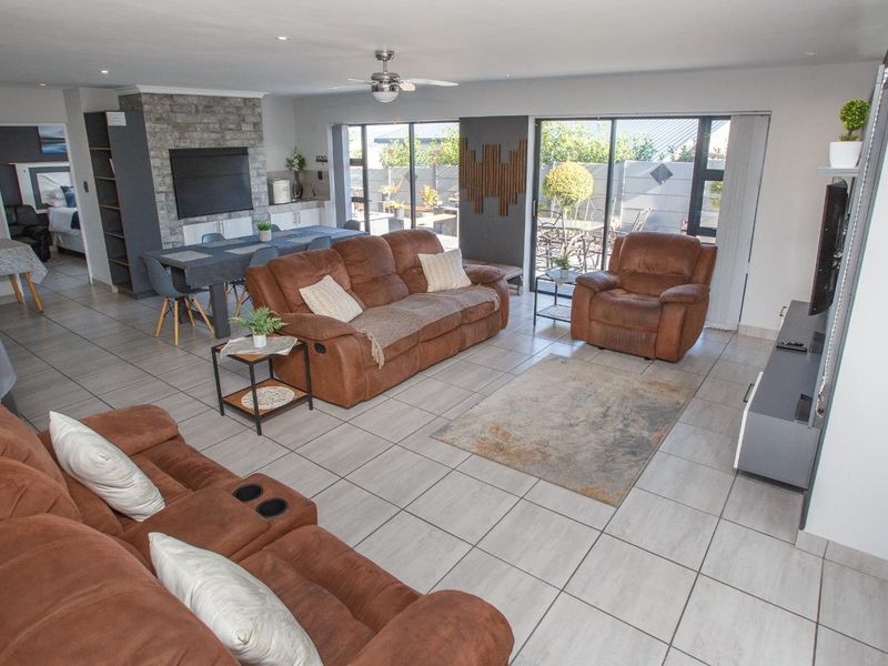Elegant 5 Bedroom Home in Reebok with Income-Generating Potential - Photo 2