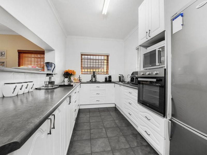 Spacious three bedroom home - Photo 5