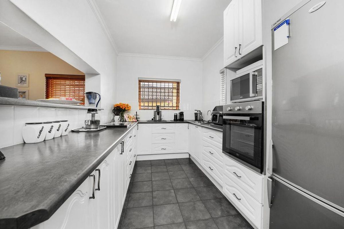 Spacious three bedroom home - Photo 5