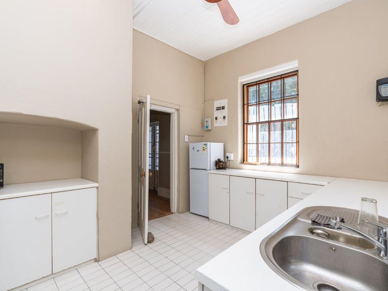 FOR SALE, GRACIOUS GARDENS LANDMARK BUILDING WITH A CAR PARK - Photo 8