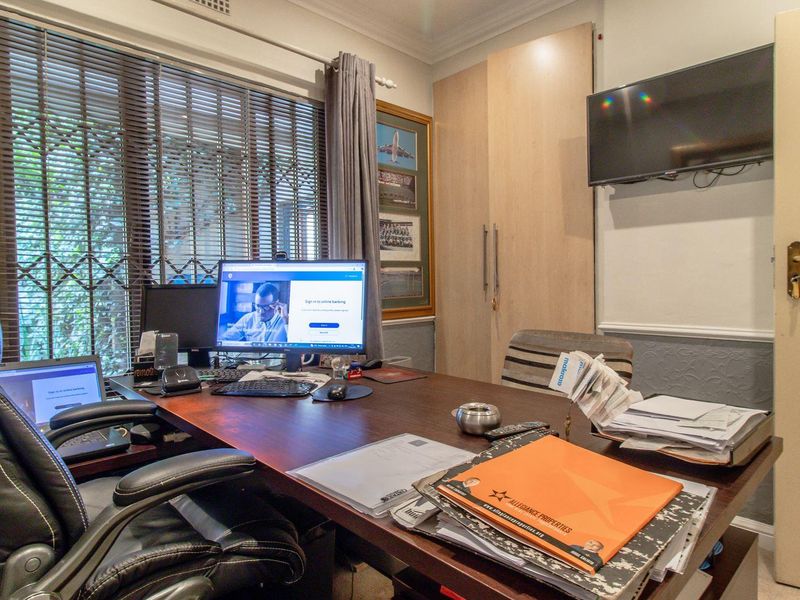 Stunning 5-Bedroom Home in Glenvista - Photo 8