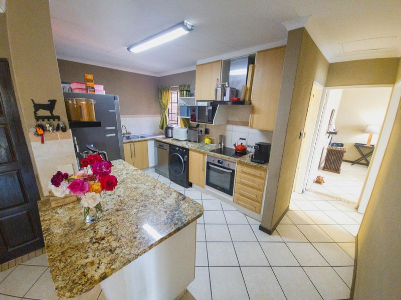 2 Bedroom Townhouse Available in Mooikloof Ridge - Photo 2