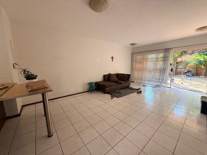 Charming 2-Bedroom Apartment with Spacious Garden & Ample Parking - Photo 5