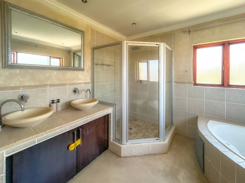 Back On The Market: Renovated Home in Secure Estate - Photo 7