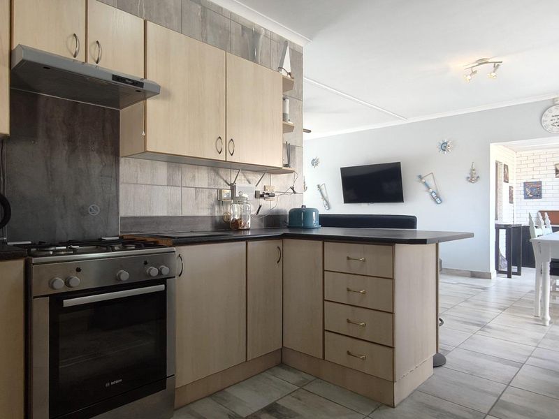 Charming 2 Bedroom Renovated Townhouse in Secure Hartenzicht, Hartenbos - Photo 9