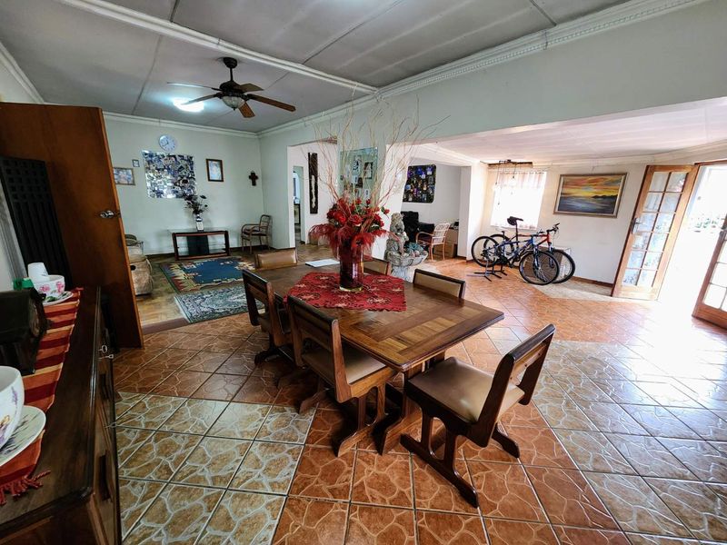 Dual-Living Delight: Large Family Home with Self-Contained Flat - Photo 4