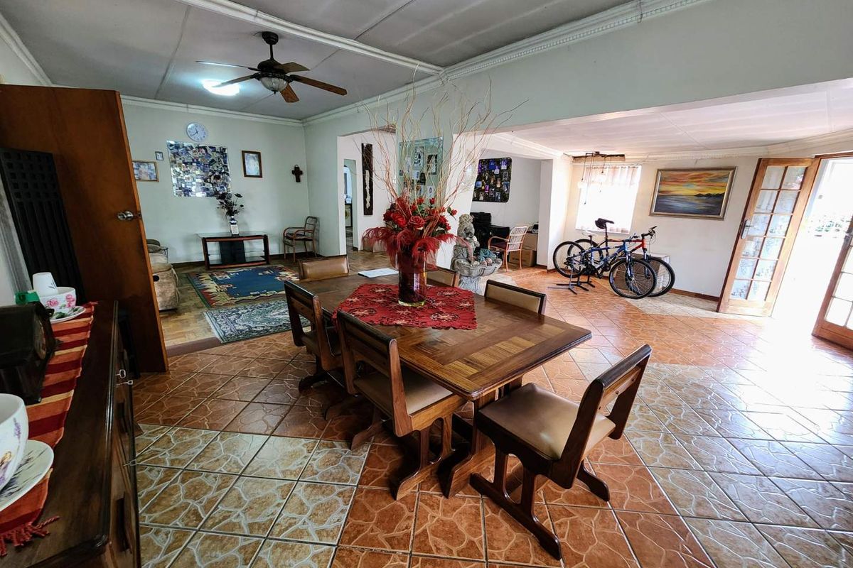 Dual-Living Delight: Large Family Home with Self-Contained Flat - Photo 4