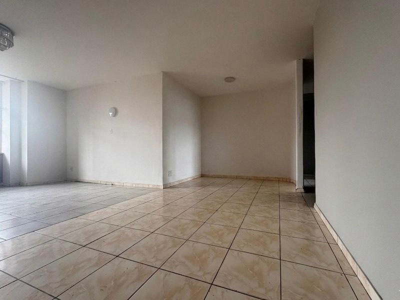 Spacious Ground Floor Apartment with Private Garden - Photo 6