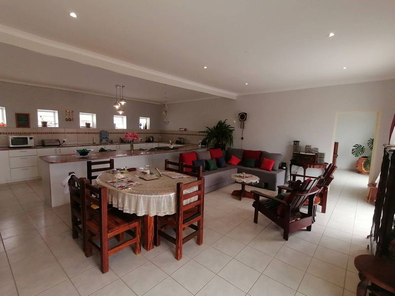 Exquisite Living with amazing views - Photo 2