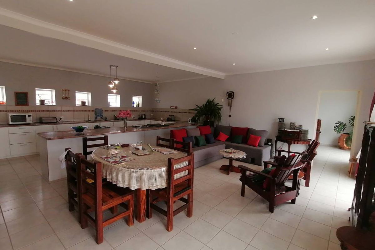 Exquisite Living with amazing views - Photo 2