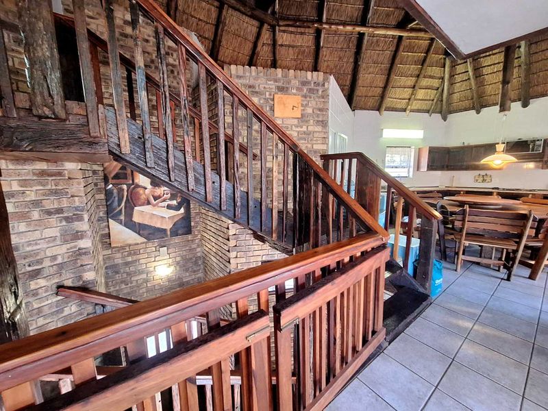 Elegant Main House with Three Luxury Cottages - Photo 2