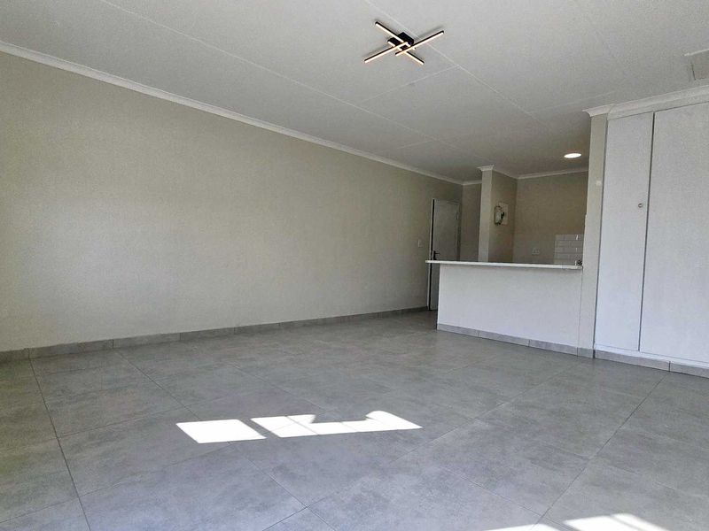 Newly Renovated 2-Bedroom Apartment with Modern Finishes - Photo 7