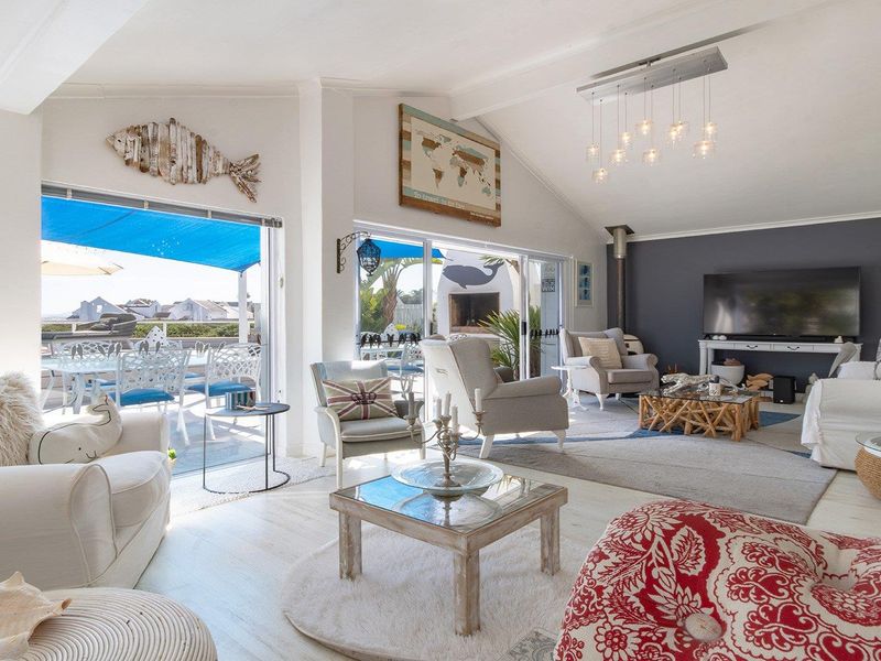 Spacious Coastal Living: 4-Bedroom Family Home for Sale in Grotto Bay - Photo 4