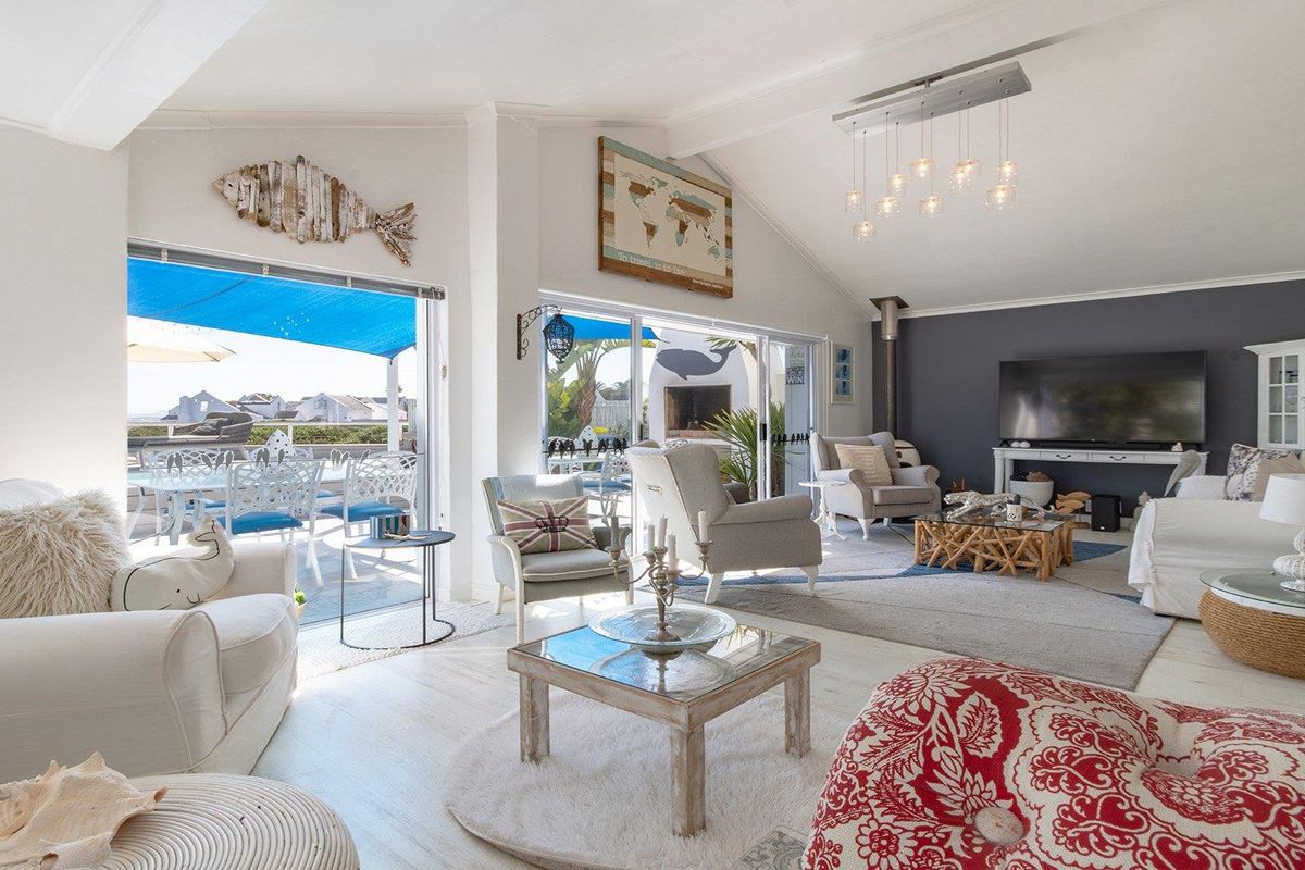 Spacious Coastal Living: 4-Bedroom Family Home for Sale in Grotto Bay - Photo 4