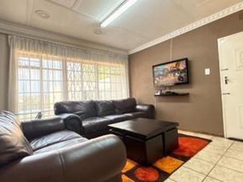 Family Comfort: Large 4-Bed Home with Fireplace & Double Garage - Photo 8