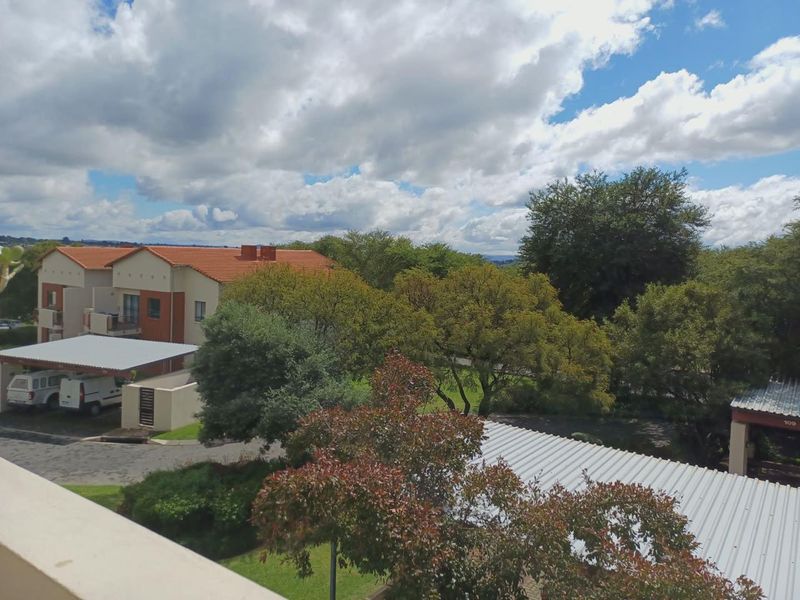 2 Bedroom 2 Bathroom modern 1st floor Apartment for sale in beautiful Golf Estate for R790 000 - Photo 6