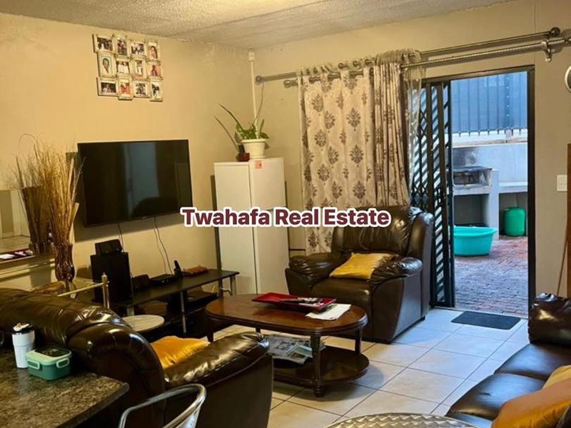 Spacious Townhouse - Photo 3