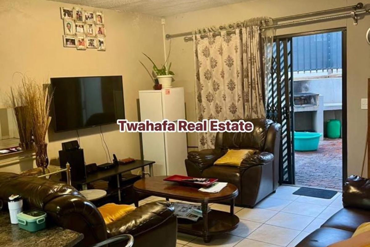 Spacious Townhouse - Photo 3