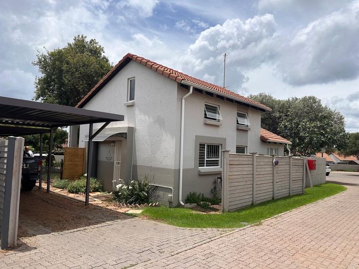 Property #2560584, Townhouse Rental Monthly in Roodepoort Central