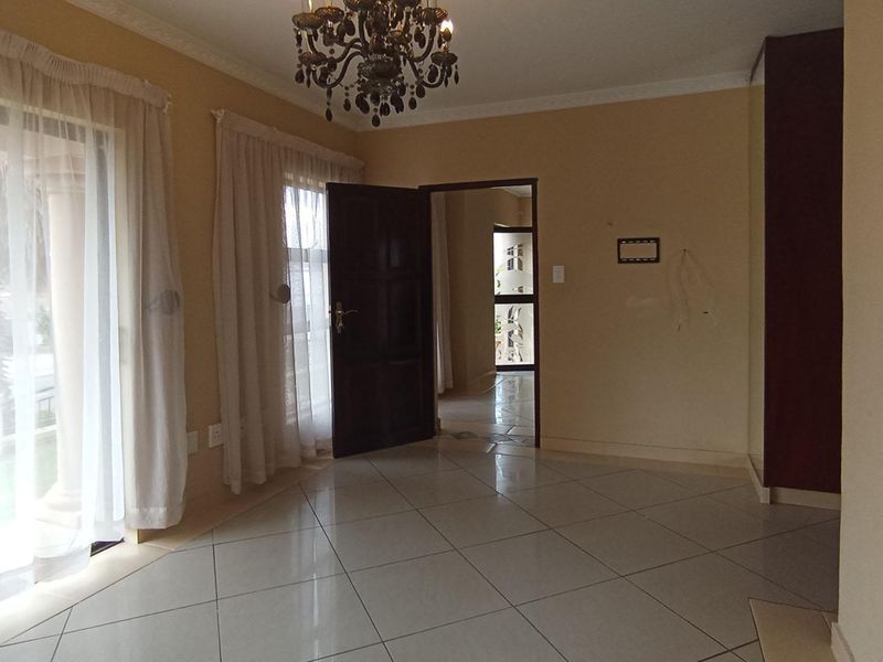 BLUE VALLEY GOLF & COUNTRY ESTATE - 5 BEDROOM HOUSE - Photo 8