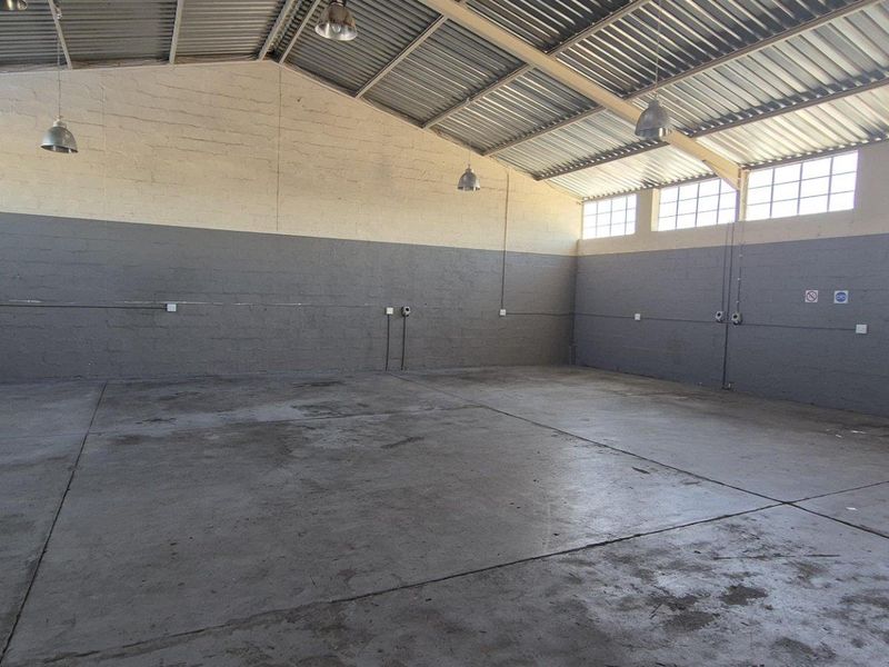 Warehouse with offices to let Southern Industrial - Photo 2