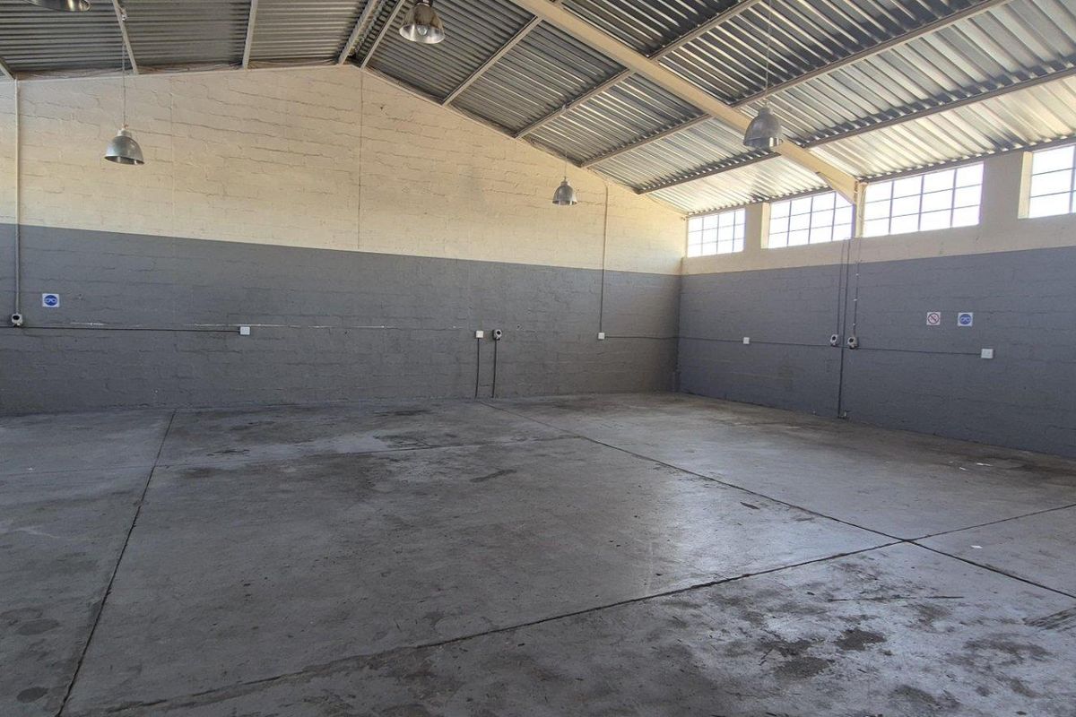 Warehouse with offices to let Southern Industrial - Photo 2