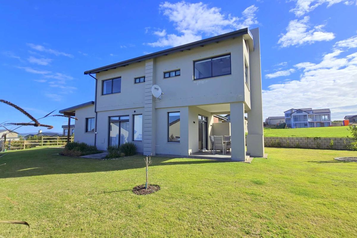 Cozy family home offering stunning sea views from the upstairs bedrooms, - Photo 2
