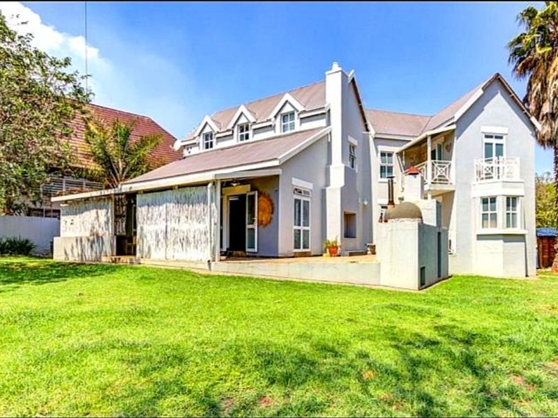 Luxury Family Residence in the Heart of Glen Erasmia Security Boulevard, Glen Marais  Positioned within the prestigious and highly sought-after Glen Erasmia - Photo 2