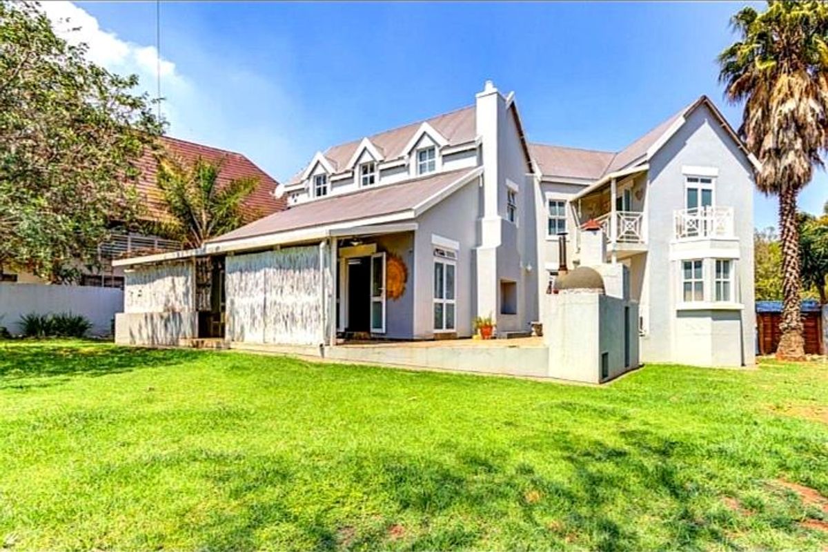 Luxury Family Residence in the Heart of Glen Erasmia Security Boulevard, Glen Marais  Positioned within the prestigious and highly sought-after Glen Erasmia - Photo 2