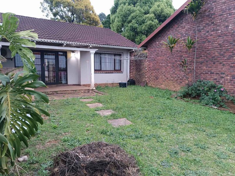 🌿 Secure 2-Bedroom Townhouse for Sale in Prestbury | Private Garden | Lock-Up-and-Go Living - Photo 6