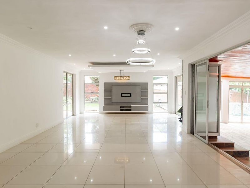 Modern, Newly Renovated 3-Bedroom Home with Solar & Entertainment Appeal in Prime Paulshof Location - Photo 9