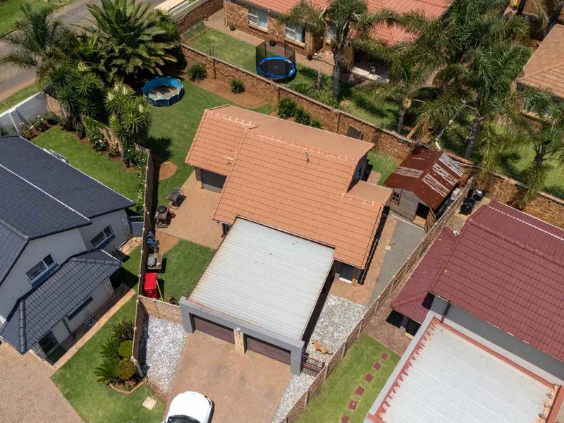 Neat house in a great area available for a steal ! - Photo 2