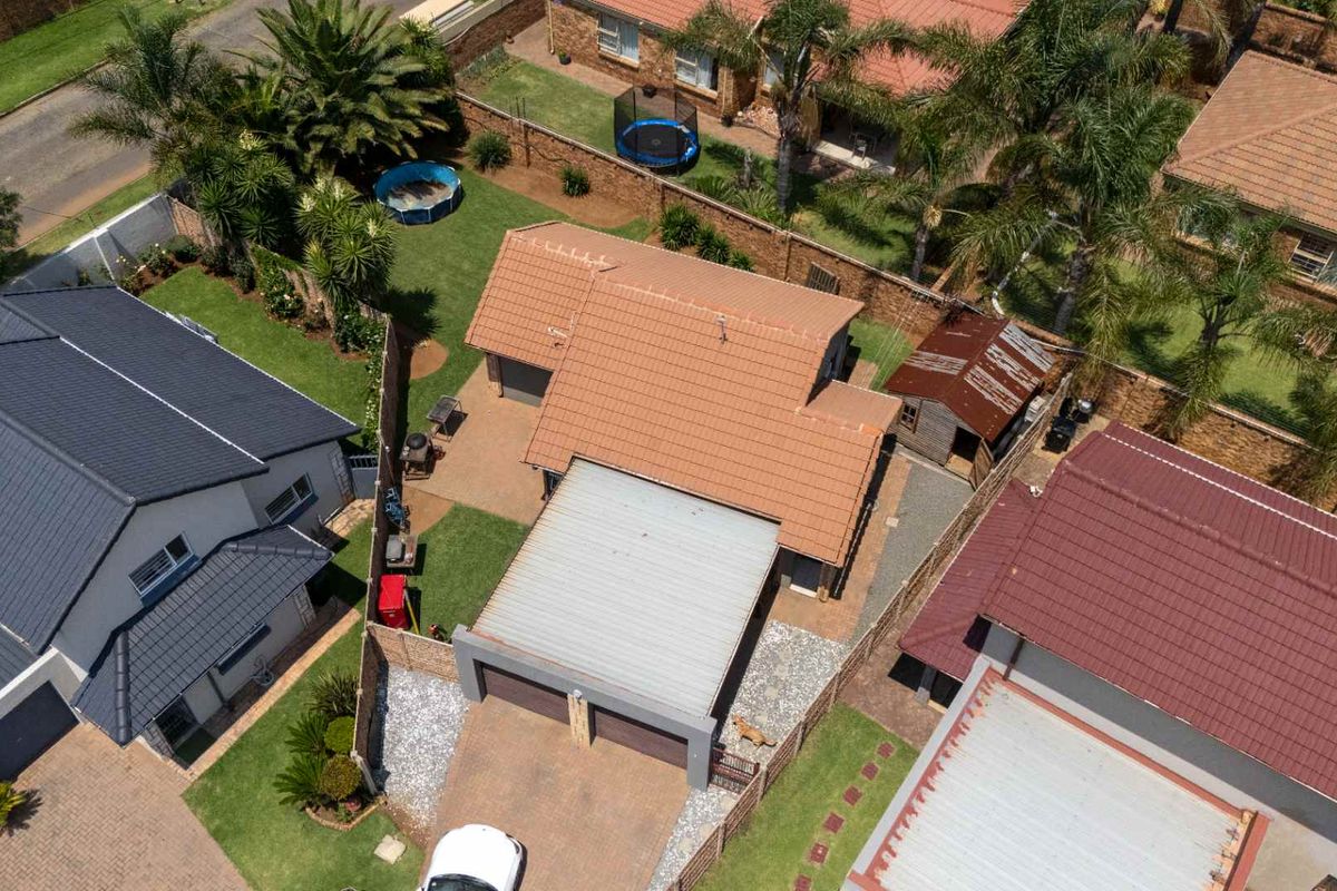 Neat house in a great area available for a steal ! - Photo 2