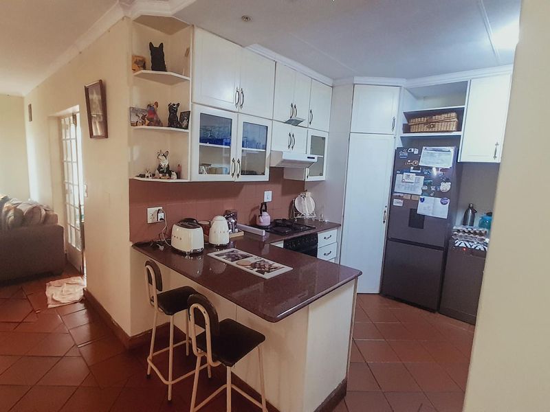 Charming 3-Bed Home in Kingfisher Village Awaits You - Photo 6