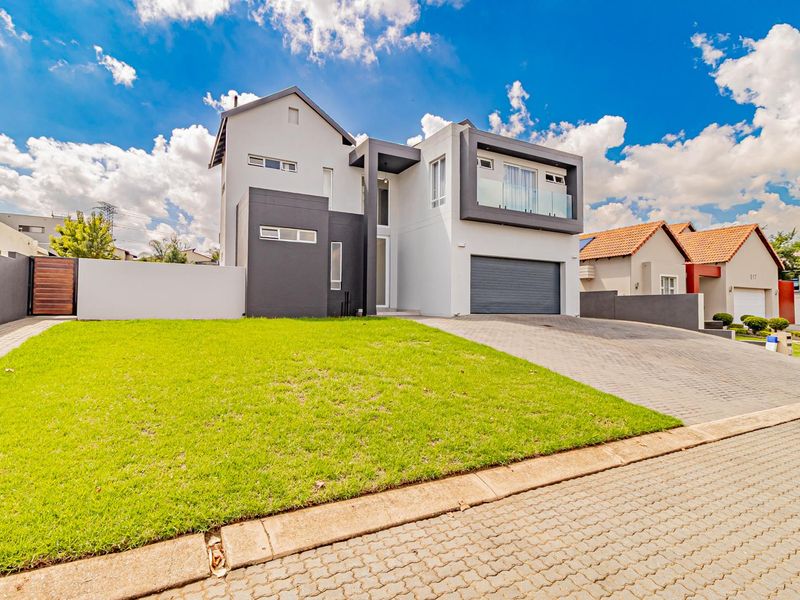 Luxury Living in a Secure and Sought-After Estate - Photo 2