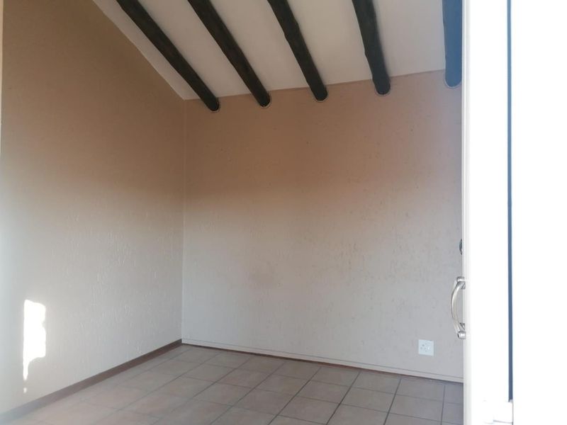 2 Bedroom Townhouse in New Redruth - Photo 5