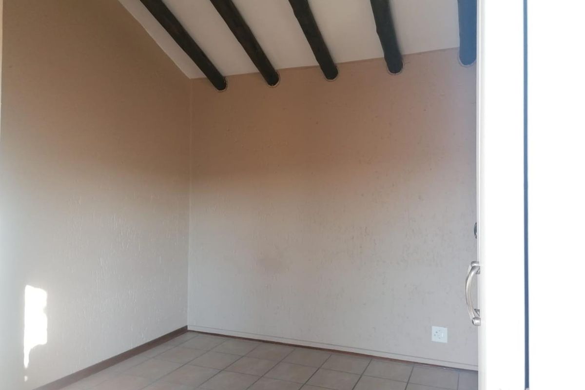2 Bedroom Townhouse in New Redruth - Photo 5