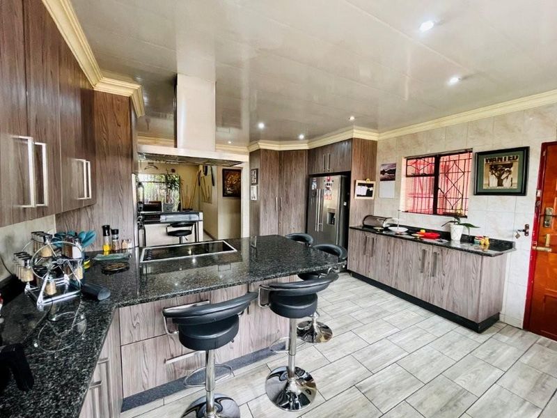 3 bedroom home with flat for sale in brackenhurst - Photo 5