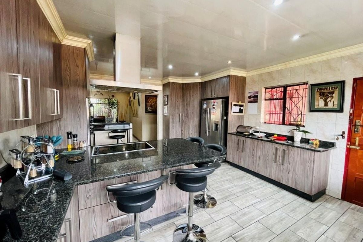 3 bedroom home with flat for sale in brackenhurst - Photo 5