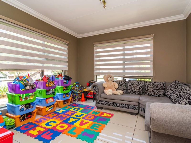 Beautiful family home awaits you - Photo 4