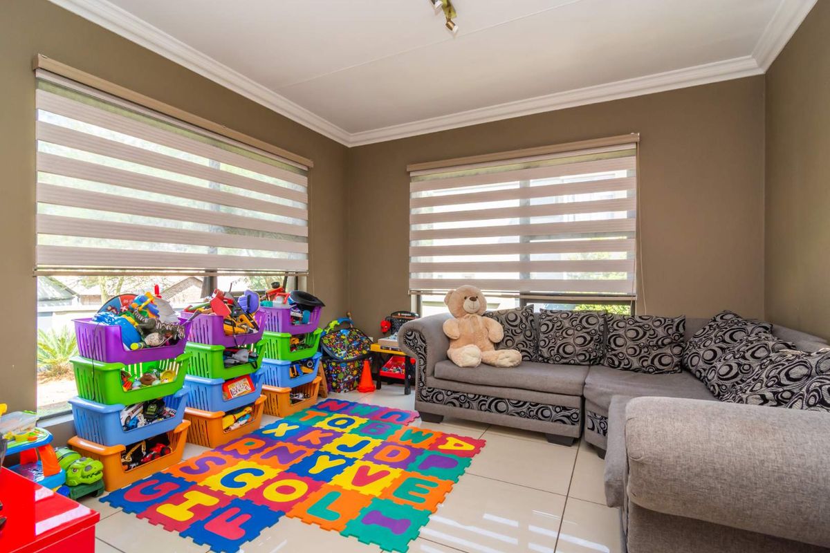 Beautiful family home awaits you - Photo 4