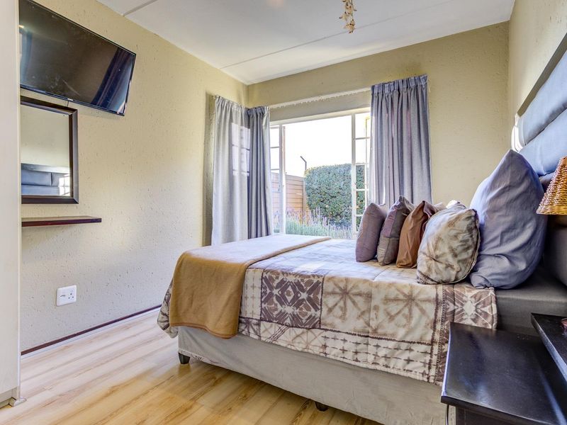 PICTURE PERFECT GROUND FLOOR TOWNHOUSE with 2 STOREROOMS - Photo 5