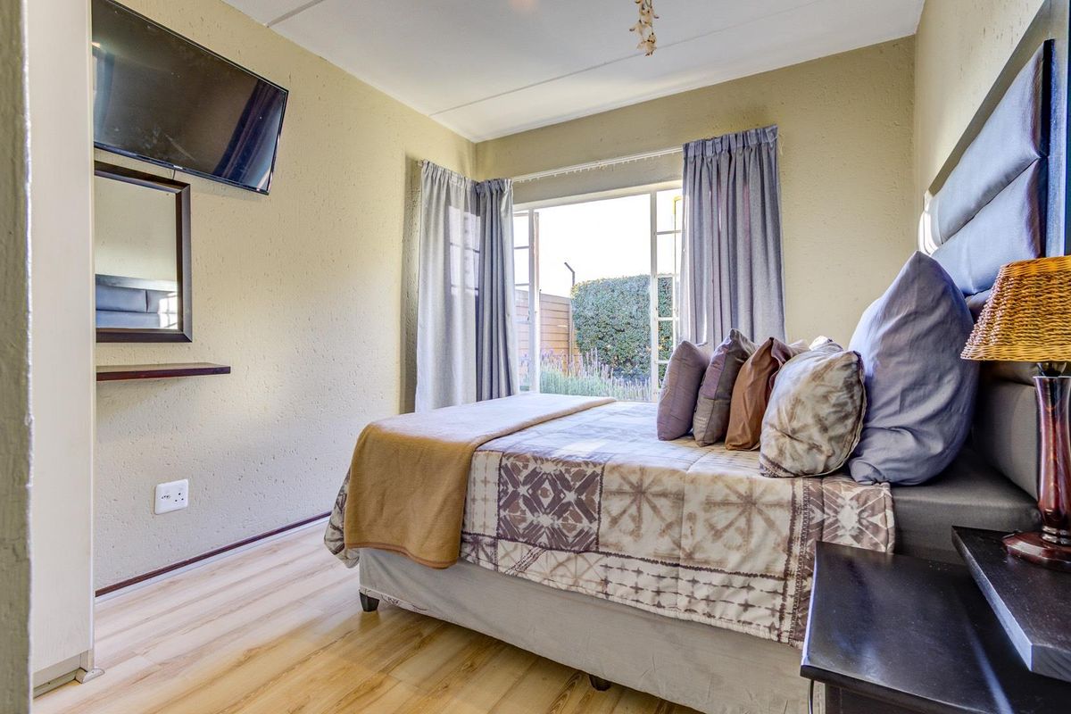 PICTURE PERFECT GROUND FLOOR TOWNHOUSE with 2 STOREROOMS - Photo 5