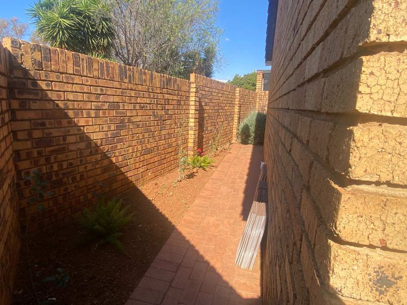 2 Bedroom Townhouse in Highveld. - Photo 8
