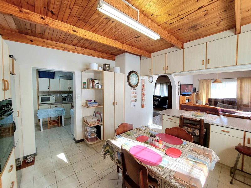 Spacious 3 Bedroom Home with Additional Flat - Photo 5