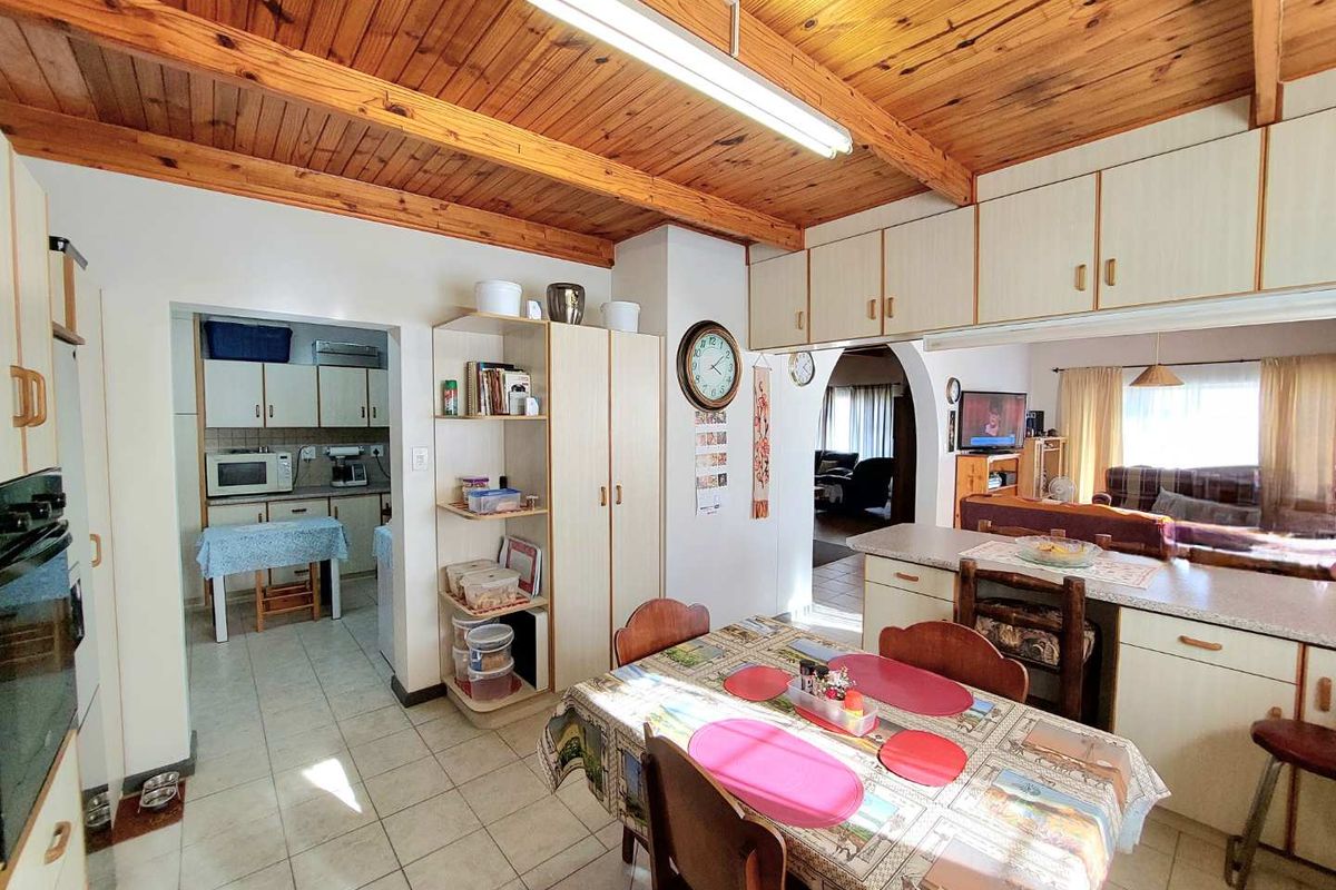 Spacious 3 Bedroom Home with Additional Flat - Photo 5