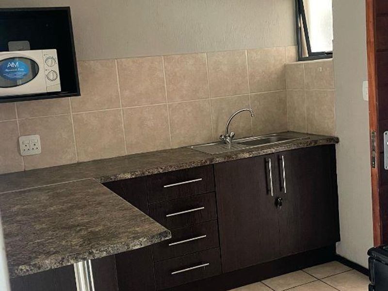 This spacious 2-bedroom apartment is in a majority student occupied complex. - Photo 3